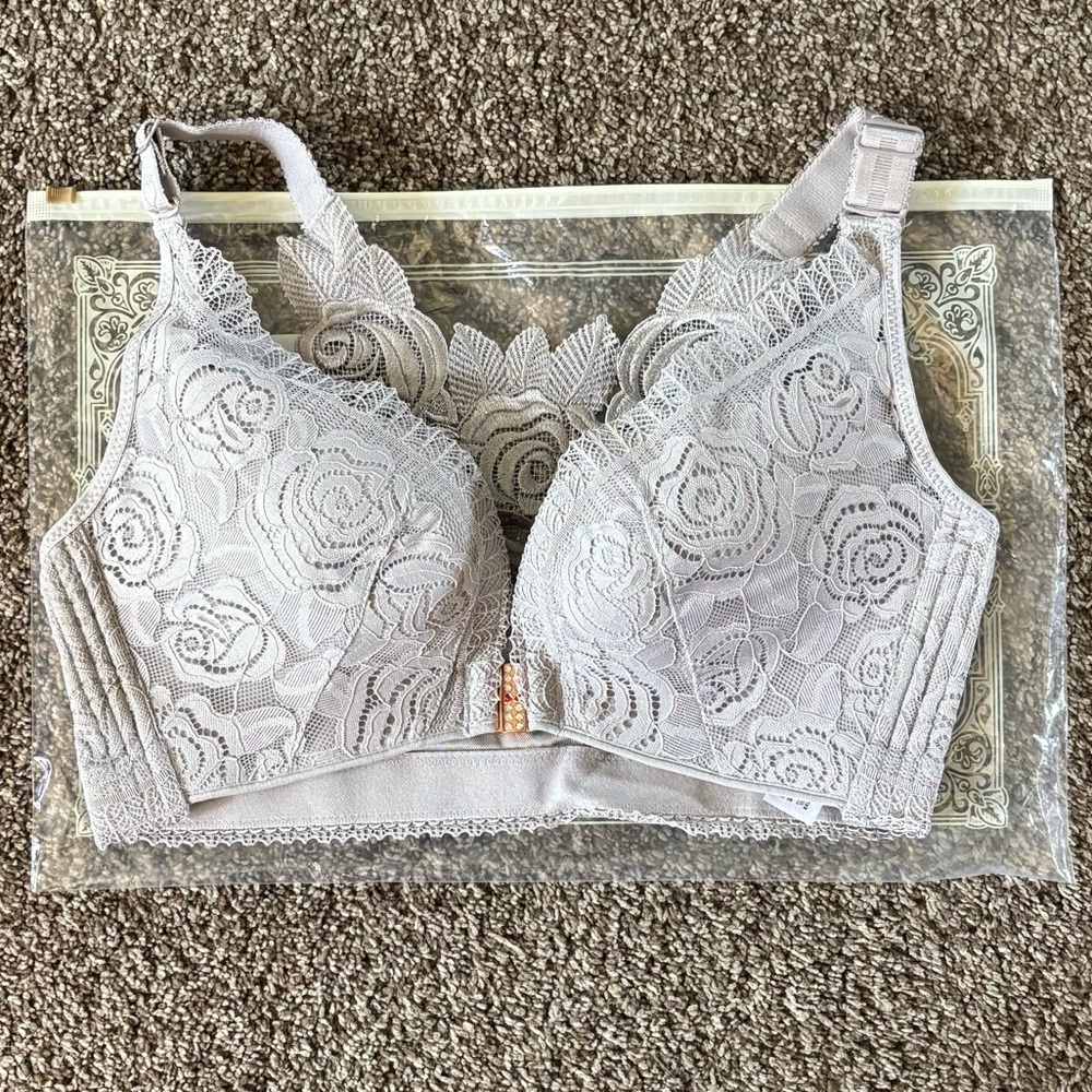 Elegant Rose Lace Front Clasp Bralette - Gray